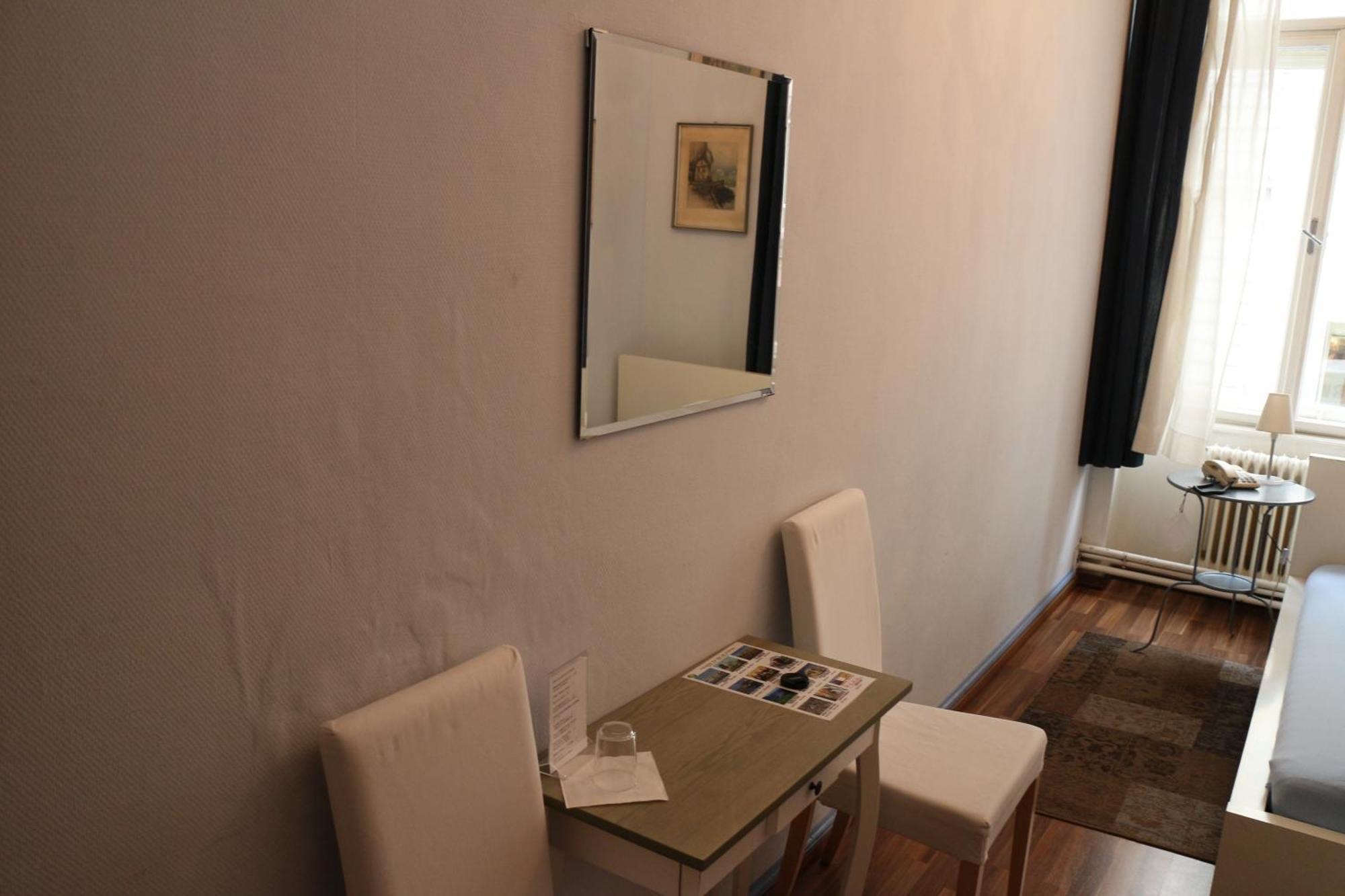 ウィーン ペンション レーナー Bed & Breakfast 部屋 写真